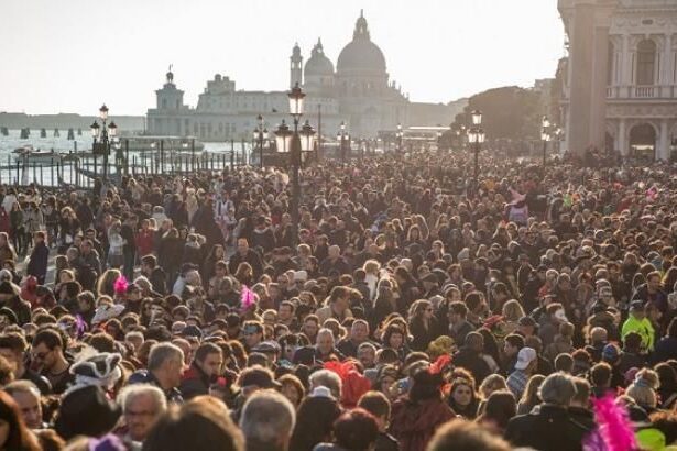 00051A5C-venezia-affollata-di-turisti-15f79697
